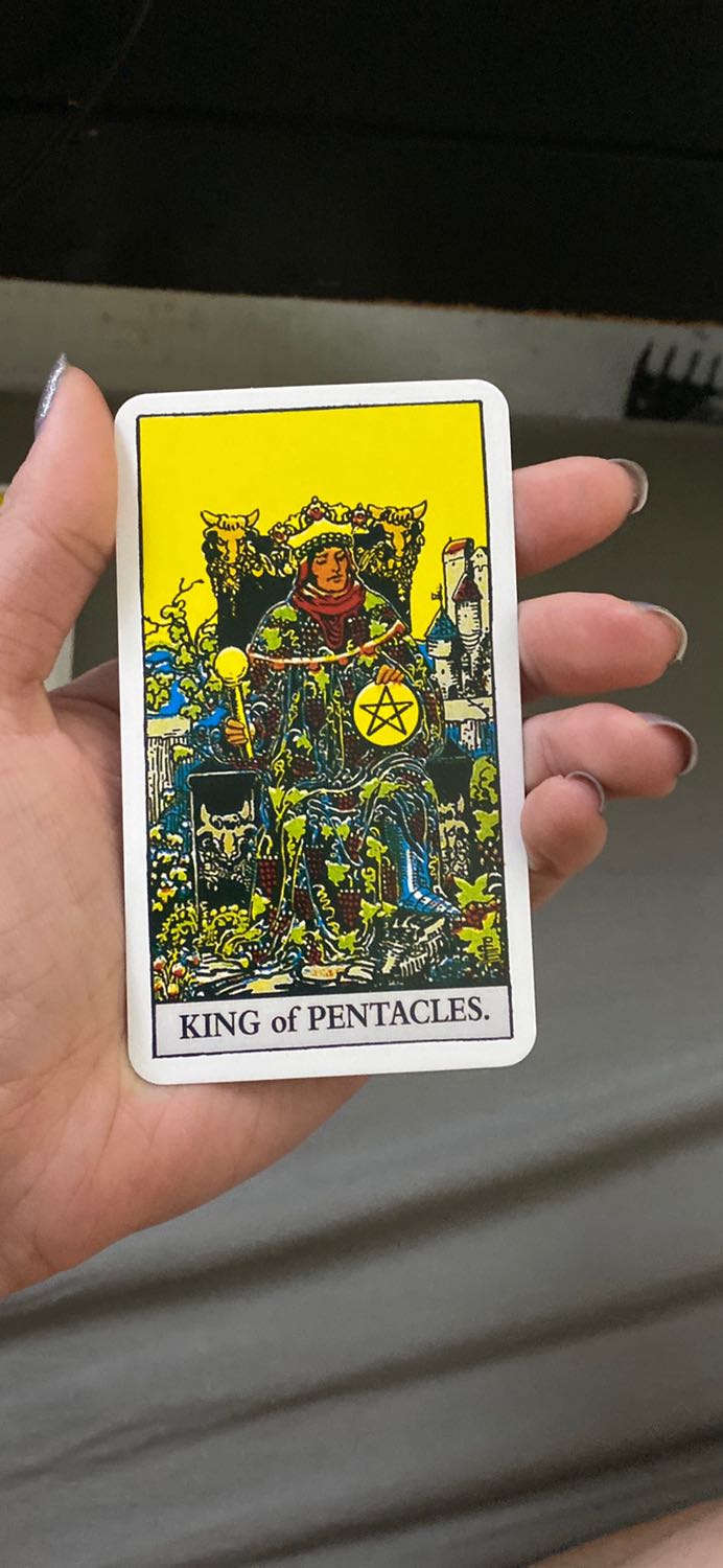 Lá bài mỏng và kích thước giống các bộ bài tây nha mọi người,k to như mình tưởng tượng. 
Được tặng kèm túi chất vải nhung sờ khá thô k mềm như mình nghĩ:v 
Có đầy đủ giấy hướng dẫn ý nghĩa từng lá bài bằng tiếng anh nha. 
Rất hợp cho ng nào mới tập xem tarrot như mình. Shop còn kèm theo 1 tờ giấy cảm ơn rất dễ thương và bọc hàng rất cẩn thận đó.