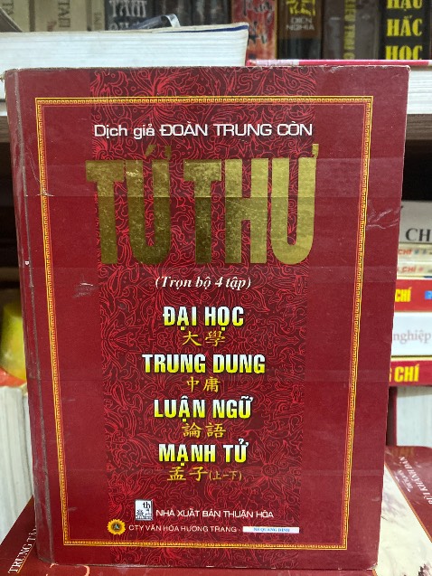 Thế lớn trong thiên hạ chia lâu rồi lại hợp, hợp lâu rồi lại chia. Như cuối thời Lê Cung đế, Mạc Thái tổ cướp ngôi, lúc ấy có Nguyễn Chiêu Huân công phò Lê Trang tông hưng binh ở sông Tất Mã chia đôi thiên hạ. Sau này con của Chiêu Huân là Nguyễn Thái tổ Gia Dụ hoàng đế cùng cháu ngoại Chiêu Huân là Trịnh Thành tổ Triết vương mượn tiếng phò Lê, chia đôi Đàng Trong - Đàng Ngoài 200 năm, lúc đó mới nổi lên bậc đại anh hùng ở đất Tây Sơn, 2 lần ra Bắc, 5 lần vào Nam, khoát tay một lần mà diệt sạch 20 nghìn Xiêm tặc, hô to một tiếng mà dẹp tan 29 vạn Thanh khấu, nhắc đến tên Nguyễn chúa phải run, nghe hơi gió Trịnh chủ lẩn trốn! Muốn biết thế nào hãy đọc Tây Sơn thực lục, Hậu Lê thống chí, Kim Bình Mai