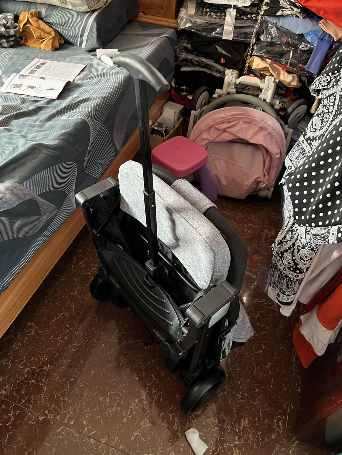 Nhắn tin shop hỗ trợ không tl hoặc tl rất lâu. 
Xe đẩy đẹp, xịn mịn, chắc chắn.
Nhược điểm : 
-nếu có thêm quai xách thì êm, nhìu khi cần quải trên vai, kéo như vali dễ dơ xe.
- không có túi đựng xe đẩy khi không sử dụng.