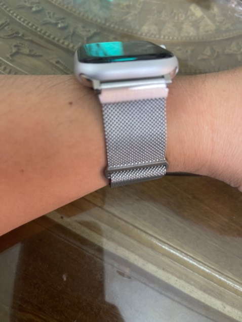 Khá ổn. Dây đeo mềm, tuy nhiên phần tai đeo dây vào máy độ hoàn thiện chưa cao. Vỏ hộp đựng hơi cũ. Ko có tem niêm phong