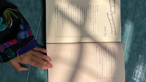 Một cuốn sách dẫn nhập các lý thuyết về điện ảnh tuyệt vời, dễ tiếp cận. Trong sách cũng chú giải nhiều định nghĩa đc sử dụng trong điện ảnh và giới thiệu những cuốn sách, nhà nghiên cứu phim và những người có ảnh hưởng quan trọng đến điện ảnh. 

Cuốn sách siêu siêu phù hợp với một người bắt đầu tìm hiểu và muốn học nhiều thêm về phim. Cám ơn nhà xuất bản và dịch giả đã đưa cuốn sách này đến những người yêu phim ở Việt Nam ạ ♥️♥️♥️