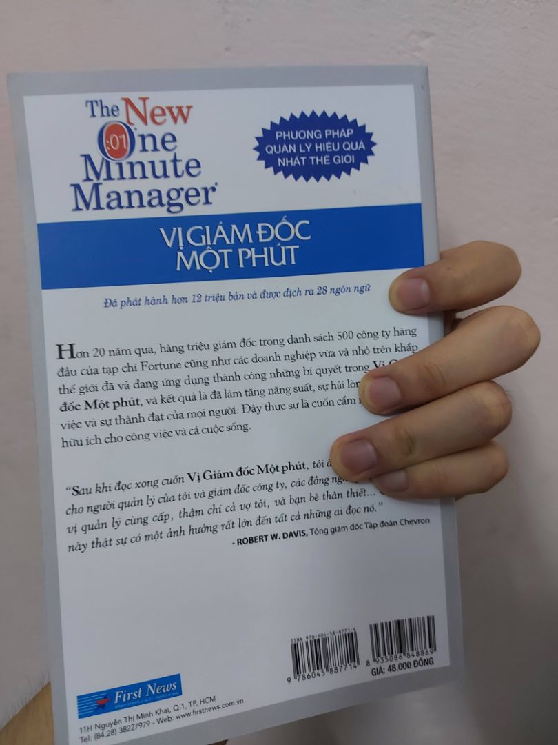 tiki giao hàng k bọc sách đi đường xa nên sách bị móp 
nội dung nói về cách ứng xử thống nhất mục tiêu với nhân viên, khen nhân viên khi làm đúng, cách phê bình nhân viên nhje nhàng đúng thời điểm tạo động lực
giúp nhà quản lý có tư duy mới hơn về quản trị nhân viên làm việc 
hay và đáng đọc