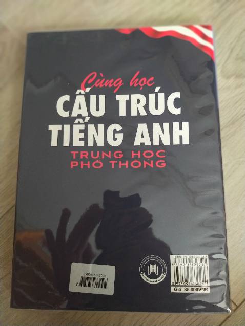 sách của cô Trang Anh thì chất lượng giảng dạy khỏi phải bàn ạ, có điều do là cuốn này cho cả 3 khối, cộng thêm chương trình mới và cũ, cho nên lượng bài tập để ôn và thực hành rất ít.