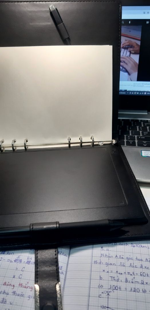 hộp hơi bị móp với mình thấy trong hộp chỉ có 1 cây bút digi chứ ko có bút xanh. giao hàng nhanh. bản vẽ sài ổn😊 thiết kế da ko như kì vọng của mình. nhưng mà nói chung là tốt