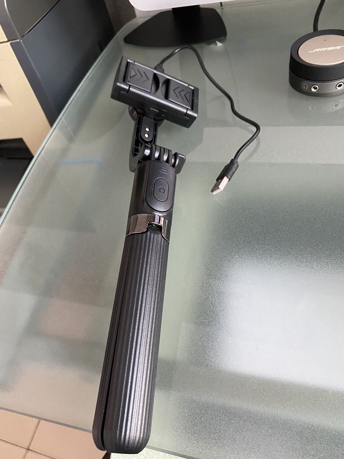 Hàng giao nhanh theo yêu cầu, thiết kế đẹp. Có điều chỉ để điện thoại chiều đứng chứ nằm ngang thì không được. Về remot chưa sử dụng nên chưa đưa ra đánh giá được!