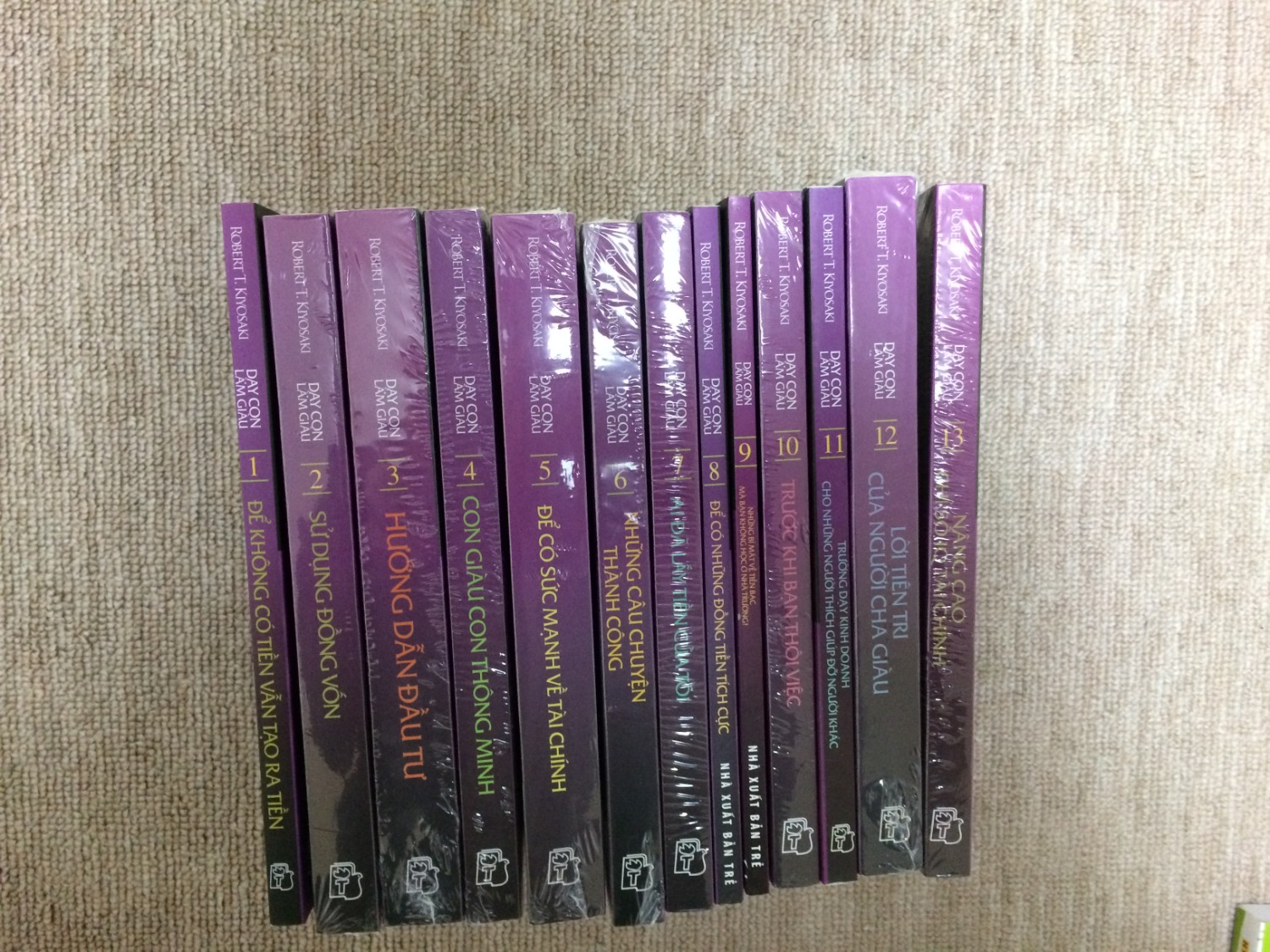 tổng thể thì rất tốt. sách cầm rất nặng tay mình rất thích điểm này. tuy nhiên có 2 quyển chắc lô khác đóng nên cầm nhẹ hơn. đóng gói rất cẩn thận mỗi quyển đều được bọc nilon. mình rất hài lòng.