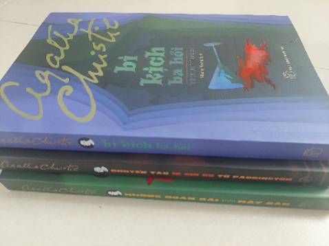 Ba cái chết vì bị đầu độc liệu có chung một thủ phạm. Không tham gia trực tiếp vào quá trình điều tra , ngài Poirot đóng vai trò người tư vấn cho ba vị thám tử nghiệp dư. Bằng trực giác, khả năng thấu hiểu tâm lý con người ông đã phán đoán nội dung toàn bộ vở kịch ba hồi, lột trần mặt nạ kẻ thủ ác. Có thể nói Agatha Christie là bâc thầy trong việc “thao túng tâm lý” người đọc.