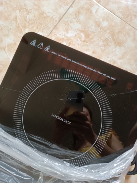 Thật là tồi tệ. Giao hàng cho mình khi mở ra dính mảnh kính vỡ của bếp làm đứt tay. Ko biết bên bán hàng ko kiểm ktra hay do vận chuyển làm vỡ. Đề nghị đổi trả lại cho mình