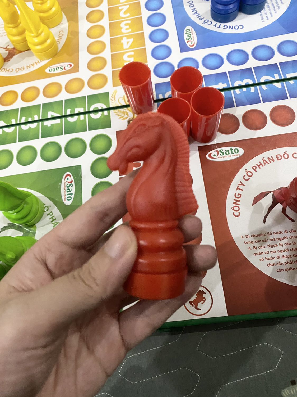 Nhựa chắc chắn, cứng cáp, quân cờ cá ngựa khá đẹp!
Có điều phần khớp nối của bàn cờ cảm giác hơi mong manh dễ gãy ? không rõ mở ra mở vào nhiều có gãy k? ?
Tiki giao hàng rất nhanh ?