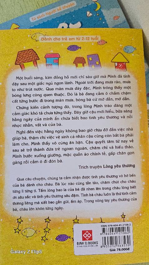 Nội dung nhẹ nhàng, nhiều câu chuyện nhỏ, giáo dục, có hình vẽ. Mình không đánh giá cao chất lượng giấy lần này, cả size chữ in ấn nữa, không có cảm giác thích như với cuốn màu hồng đã mua