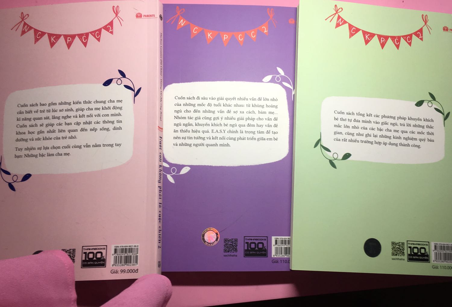 Làm mẹ lần thứ 2 rồi nhưng mình vẫn còn nhiều lúng túng khi nghe góp ý theo kinh nghiệm của mọi người về chăm sóc và lắng nghe bé. Thật không biết ai đúng - sai, khoa học hay cảm tính, cho nên 3 cuốn sách này với mình như một vị bác sĩ tâm lí vô cùng dễ thương và tận tình giúp mình chuẩn bị đón em bé vào 3 tháng tới. Thật sự cảm ơn tác giả và Nhà xuất bản đã tạo nên những cuốn sách này. Giấy không trắng loá, dễ đọc, sờ bìa và giấy đều rất thích, cảm giác khi đọc rất dễ chịu. 
Nhất là giao hàng cực kì nhanh ??