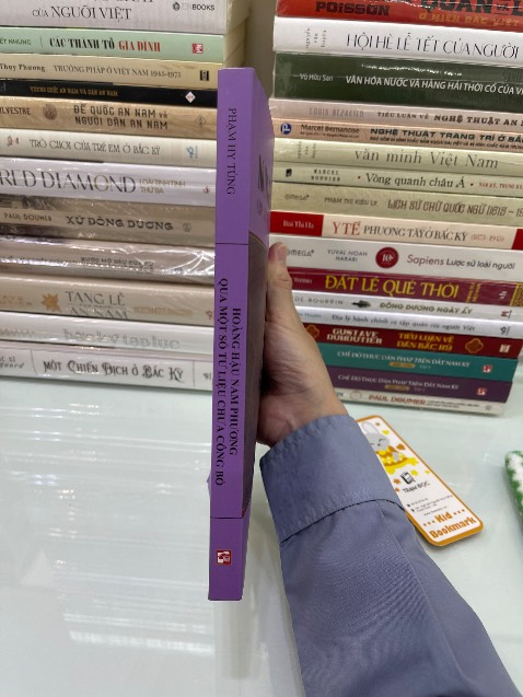 Sách rất mới và gói hàng chỉn chu , mình rất thích cuốn này . Có những bức thư tay của HH Nam Phương dc minh họa rõ nét . 
Cảm ơn Shop đã lắng nghe nhu cầu của mình 
Sẽ ủng hộ tiếp ah