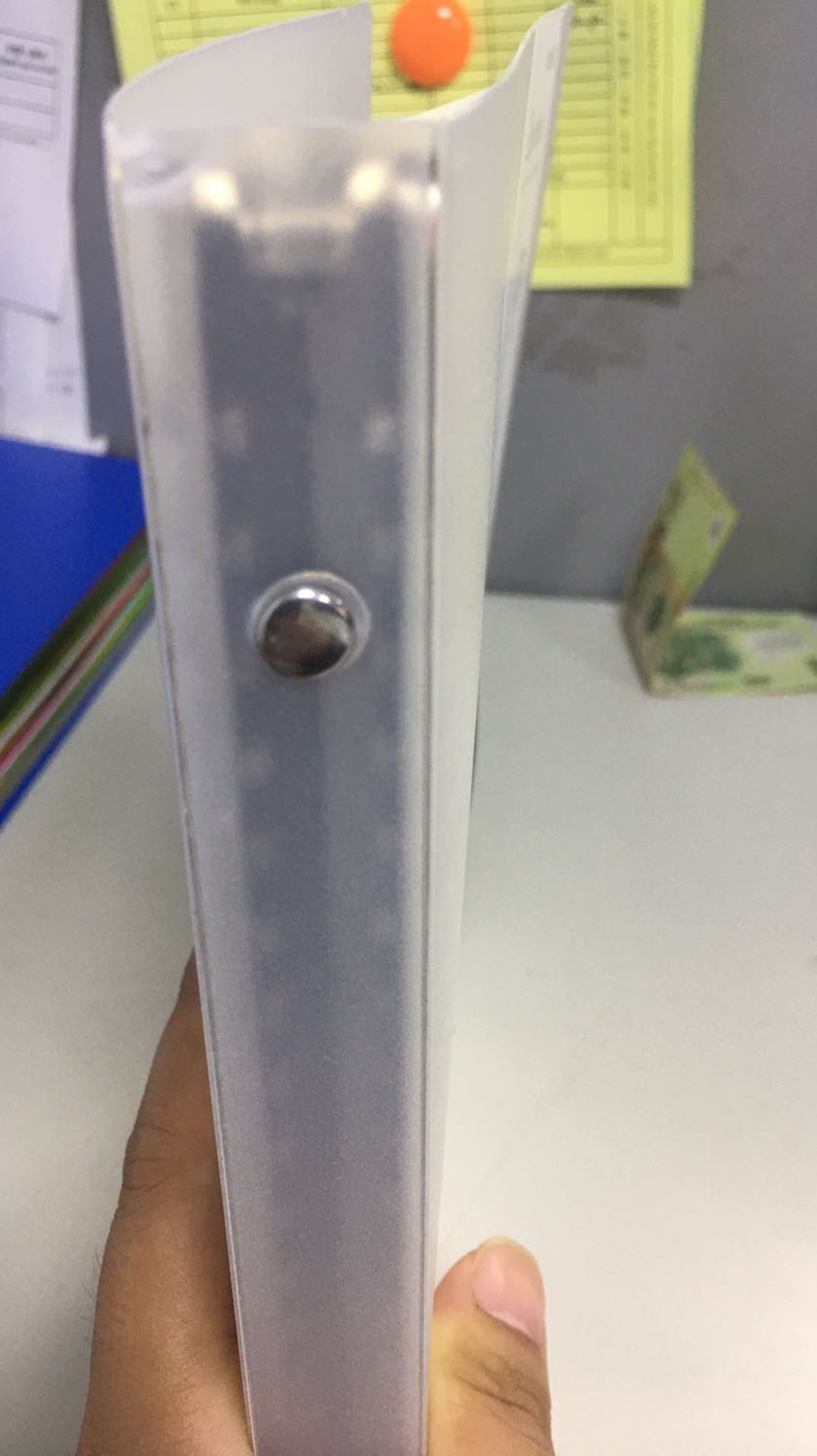 Shop đóng gói cẩn thận
Giao đúng đủ sản phẩm
Sổ như hình, bìa cứng, dậy chắc chắn
Vòng bìa có thể tháo dễ dàng
Ô li nhỏ