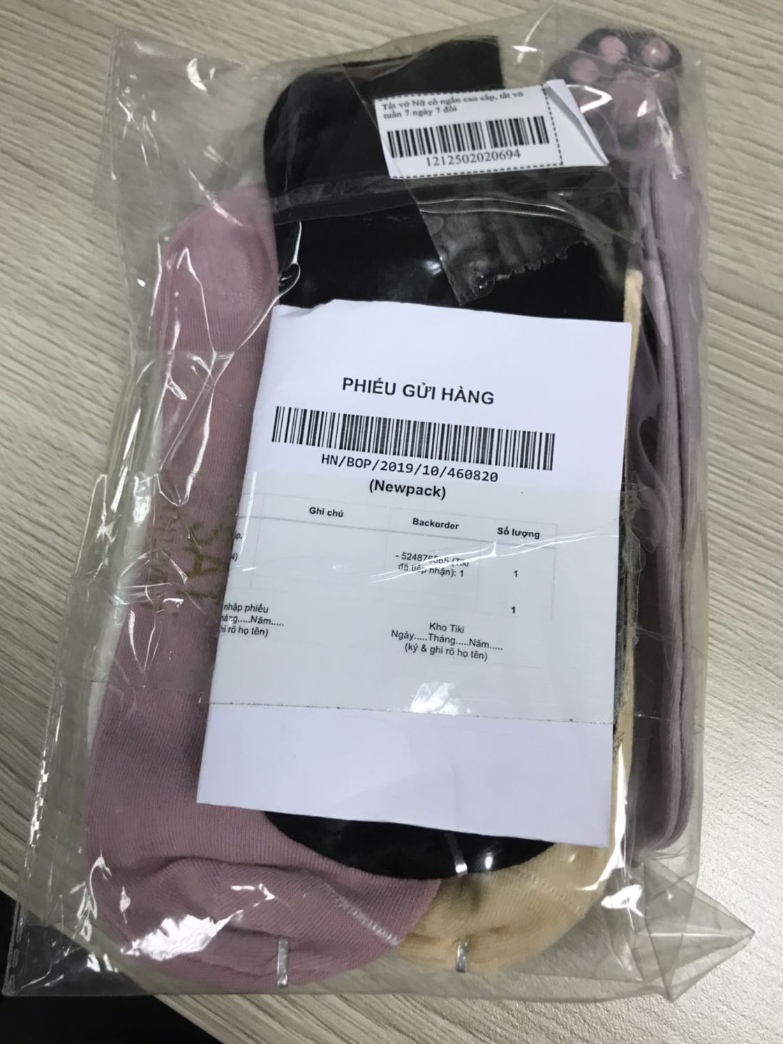 Hàng nhận đóng gói rất sơ sài, không có túi đựng giống như hình quảng cáo. Khi mua hoá đơn xuất là 150,000 đồng, mà giờ hiện giá bán chỉ có 78,000. Tiki làm việc càng lúc càng tệ, giao hàng ko đảm bảo chất lượng. Đề nghị trả hàng và hoàn tiền theo hoá đơn đã xuất.