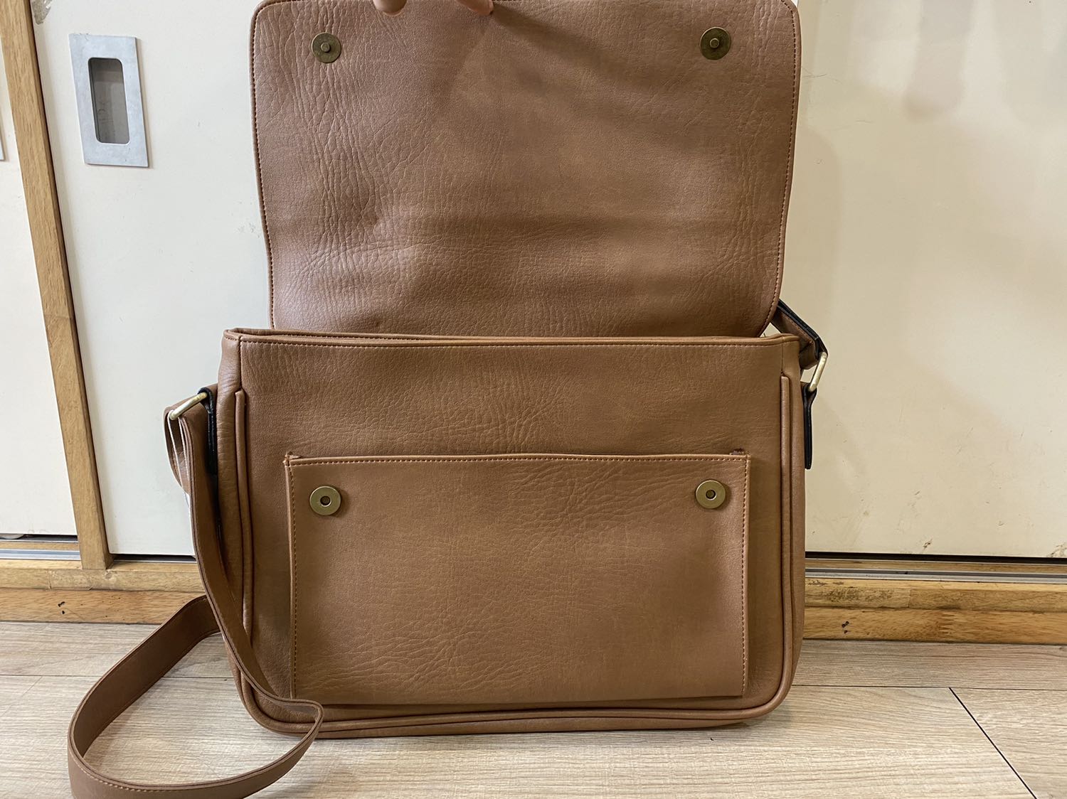 Mua cặp cho con trai đi học mà phụ huynh ai cũng khen, giá rẻ mà chất da rất đẹp, bền, tôi rất ưng ý, cho shop 5 sao nè