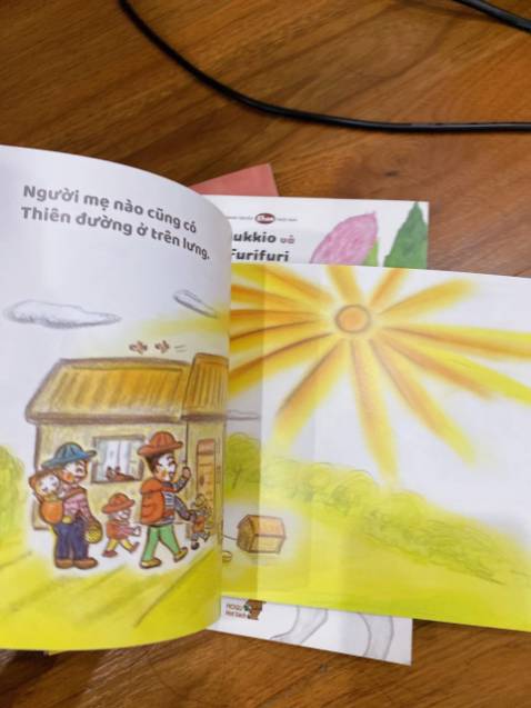 Sách đẹp mua mấy lần rồi á. Trộm vía bé mình xem sách vui lắm. Cười nắc nẻ