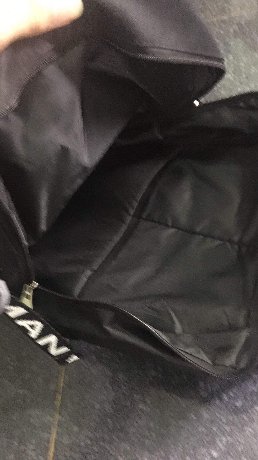 Ukm! Tôi đã xem hình và đã đặt hàng. Khi nhận hàng thì.... wow thật kinh ngạc tôi dường như ko tin và mắt mình nữa. Cái balo ko phải nói là cái túi mà tôi nhận được nó nhỏ hơn trong hình rất nhiều. Balo công nghệ uk? Bây h thì tui đã tin quảng cái chỉ để *** người xem. Hi vọng là Tiki chỉ đang gửi nhầm hàng