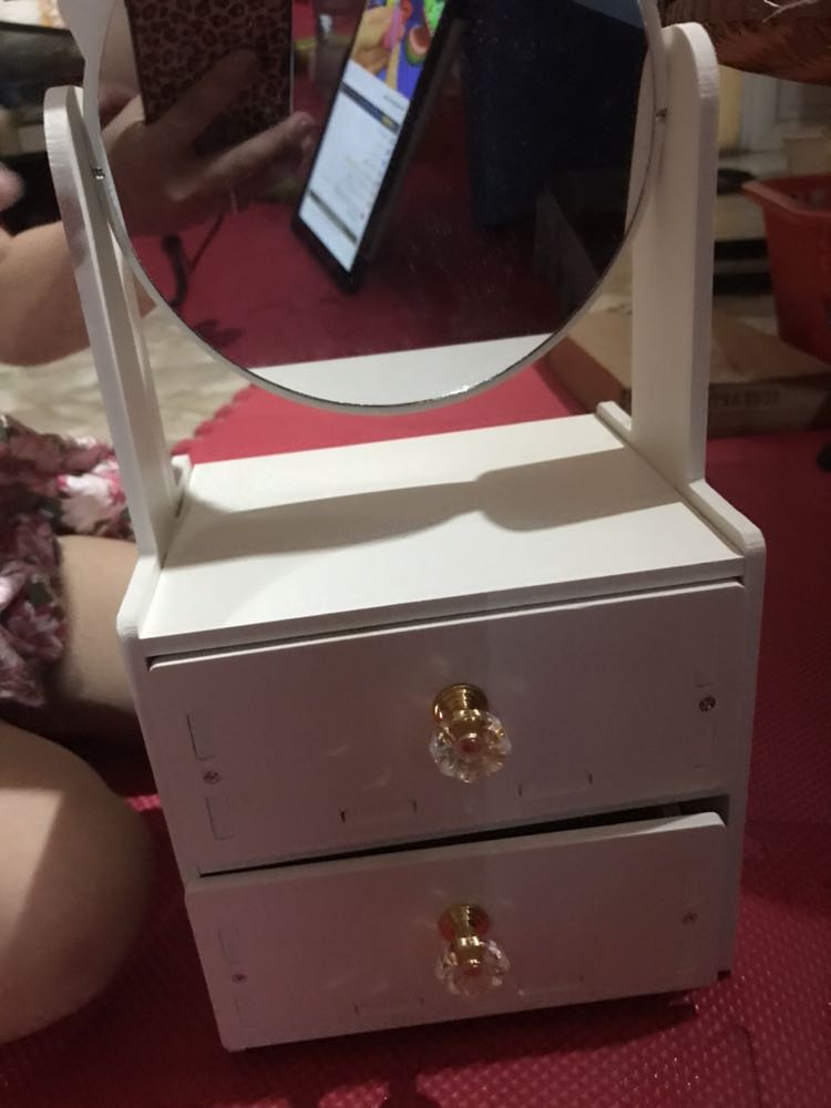 Tủ mini đựng mỹ phẩm & gương bé như đồ chơi của trẻ em.
Cũng xinh xinh nên mình cho bé làm đòi chơi thôi.