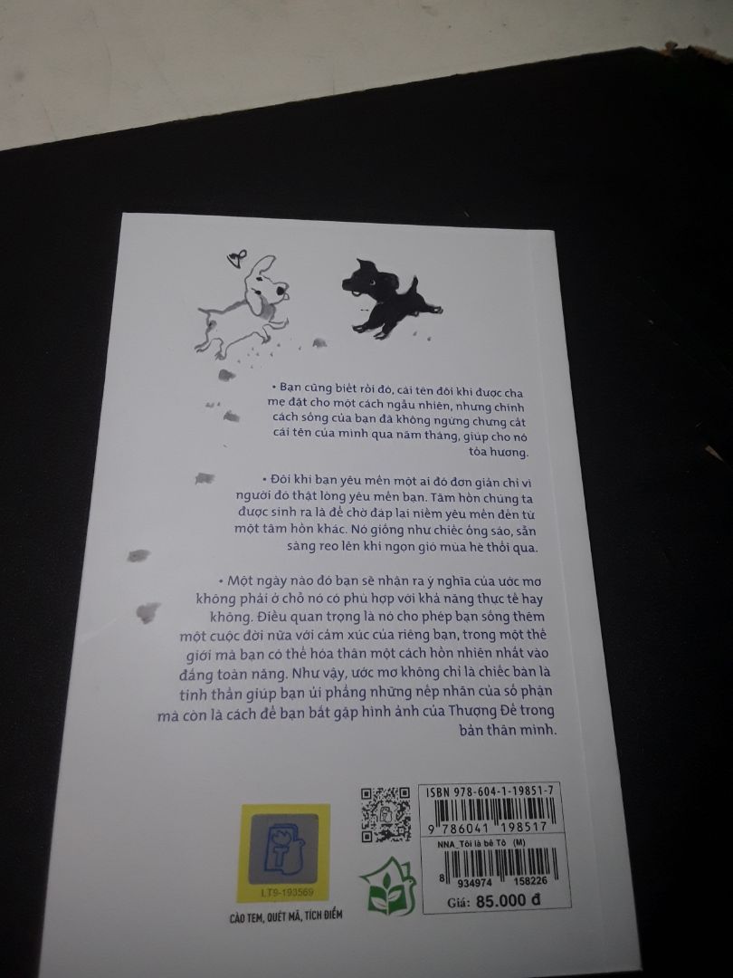 Sách được đóng gói kỹ càng, đây là lần thứ 2 mình mua sách trên tiki, trải nghiệm mua đều rất ưng ý, sách được giao rất nhanh tầm 2-3 ngày, ngoại trừ việc đặt hàng trên app đôi lúc có trục trặc. Tôi là bêtô của bác Ánh là một cuốn sách khá mỏng, tầm 230 trang thôi. Mình rất hào hứng để đọc thử, mọi người đều khen nó rất hay, dễ thương, và ý nghĩa nữa. Sách của bác Ánh viết về động vật, đây là cuốn thứ hai mình đọc, cuốn đầu tiên là chú *** nhỏ nang giỏ hoa hồng, và mình rất thích nên cũng đặt kỳ vọng vào quyển thứ 2 này.