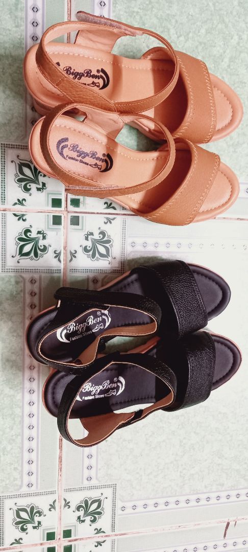 Gần 2 năm trước mình mua đôi màu da bò, mang thích quá, giờ mua thêm đôi đen. Giày mang rất êm, thoải mái, không đau chân. Đôi này mà mình mang đi được hết công viên landmark luôn là mọi ngưòi biết em nó êm cỡ nào rồi.