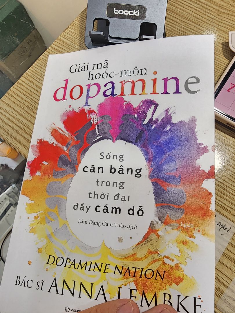 Sách này mở rộng tầm nhìn của tôi về hiện tượng nghiện và cách chúng ta liên tục theo đuổi niềm vui trong cuộc sống hàng ngày. Tác giả đã phân tích kỹ lưỡng về nghiện trong các hình thức khác nhau, từ cờ bạc, tình dục, trò chơi điện tử, cho đến nghiện mạng xã hội.

Điểm đặc biệt ở đây là cuốn sách không chỉ mô tả về nghiện, mà còn nêu bật sự nghịch lý của sự giàu có và hạnh phúc. Tác giả giải thích rằng, dù các quốc gia giàu có có xu hướng có tỷ lệ lo lắng và trầm cảm cao hơn, điều này không chứng minh rằng vật chất là nguồn gốc của hạnh phúc. Thay vào đó, việc liên tục theo đuổi niềm vui và thú vui dễ dàng có thể là nguyên nhân của sự *** khổ.

Cuốn sách cũng đưa ra những giải pháp khoa học và thực tiễn để kiểm soát thèm muốn, như kiêng cữ và tắm nước lạnh. Nó cung cấp thông tin sâu sắc về cách dopamine ảnh hưởng đến cảm xúc của chúng ta và làm thế nào để chúng ta có thể kiểm soát nó thông qua các hoạt động như nhịn ăn gián đoạn và tập thể dục.

Điều tôi thích nhất là cuốn sách không chỉ đưa ra vấn đề mà còn hướng dẫn cách thực hiện các biện pháp kiểm soát. Điều này giúp tôi hiểu rằng kiên nhẫn từ bỏ nghiện và duy trì các hoạt động đau đớn nhưng tốt cho sức khỏe sẽ giúp tôi hạnh phúc hơn trong dài hạn.

Tôi khuyên mọi người nên đọc sách này, đặc biệt nếu bạn đang tìm cách kiểm soát thói quen không lành mạnh và muốn hiểu sâu hơn về cách tận hưởng cuộc sống một cách lành mạnh.