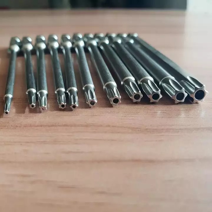 - Giao hàng đúng mẫu order.
- Bề mặt kệ phủ đen sần ổn.
- Có một nhược điểm: Đó là đầu để vặn vít là Lục giác hoa, nên mọi người nhớ chuẩn bị sẵn loại này lúc lắp kệ. (Chỗ này NCC nên đổi sang đầu Lục giác thường, người mua thường sẽ có sẵn nhiều hơn)