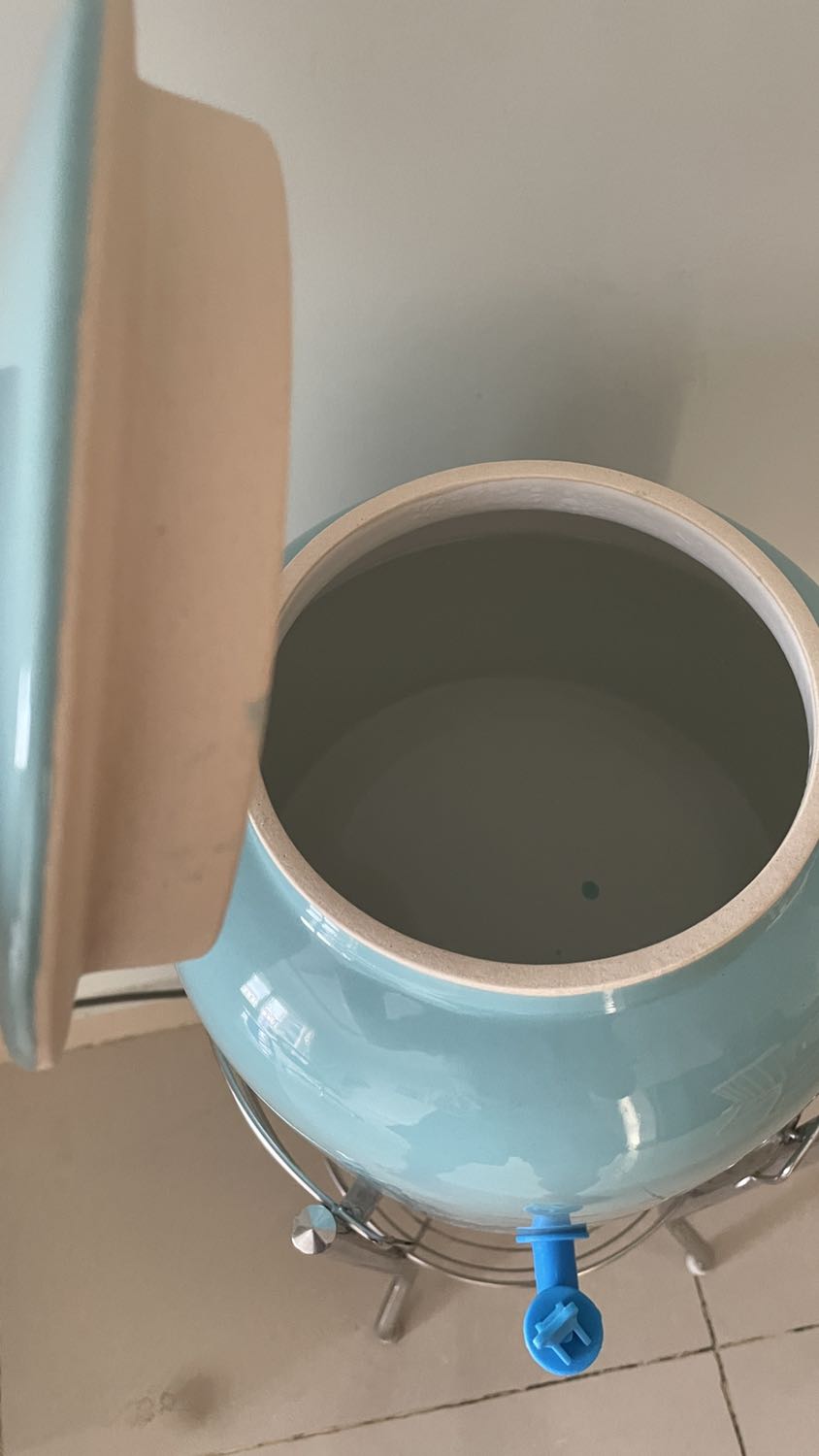 Đánh giá chung về chất lượng với tầm giá 400k là tạm ổn. Để cải thiện chất lượng tốt hơn, nên:
- Vòi xả nước uống: đổi ra loại lớn hơn. Loại hiện tại rất nhỏ, xả uống 1 ly nước mà phải mất thời gian chờ đợi lâu, mình đã phải tự thay 1 loại khác.
- Phần chỗ nắp đậy (như hình): không được tráng men nên khi mở ra đóng nắp bình lại dễ gây ma sát giữa nắp và thành bình làm bong tróc đất nung và rơi *** vào nước uống bên trong, ngoài ra do không được tráng men nên khi nắp cọ vào thành bình thì gây ra âm thanh rất “khét” làm khó chịu. Chưa rõ đây là lỗi của sản phẩm mình mua hay toàn bộ sản phẩm đều như vậy. Nhà sản suất nên tráng men đầy đủ và kỹ.
- Sơn bị loang lỗ bên trong thành bình (như hình)