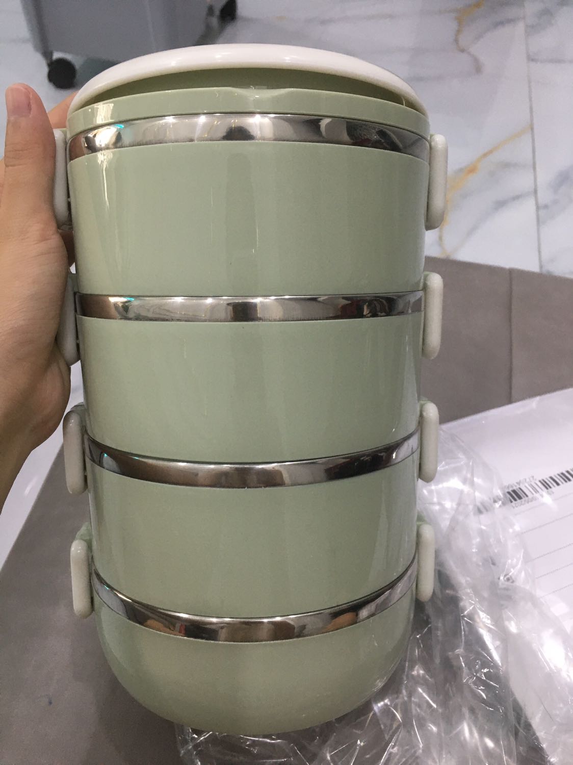 Cái hộp này to lắm, màu sắc đẹp có chốt tháo lắp dễ dàng