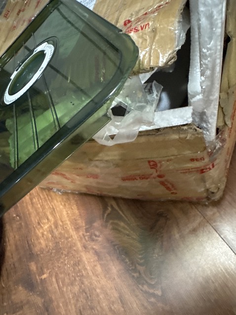 Không do lối đóng gói hay nắp đã bể sẵn mà vẫn bán cho khách hàng