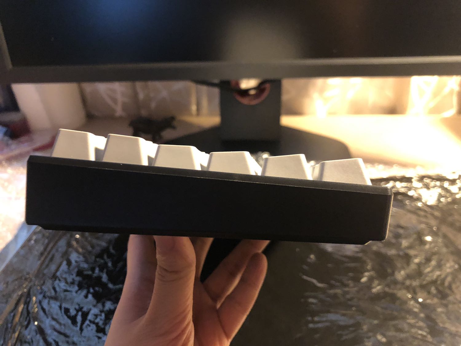 Sản phẩm chất lượng tốt so với giá tiền. Đóng gói cẩn thận. Trong hộp có 1 case nhựa mỏng để đậy phím lại khi không dùng, tránh bụi bẩn 👌 Shop hỗ trợ kịp thời. Ban đầu mình chọn red switch nhưng do hết hàng nên shop đã gợi ý đổi sang brown switch. Mình nhận luôn vì gateron brown switch nghe khá đã.

Tới giờ thì mình mới gặp chút vấn đề với nút backspace thôi. Hôm vừa rồi nó bị kẹt nên ấn 1 lần thôi là bay hết mọi thứ 😅 sau đó mình nhổ keycap lên và lắp lại thì ko bị nữa.


Túm lại là mình thấy rất đáng tiền và phù hợp với các bạn mới dùng. Phím chắc chắn có thể được cải thiện thêm 1 chút vì mình có để ý rằng có 1 vài chỗ chưa nảy đều. Nhưng lỗi cũng ít thôi, ko ảnh hường tới trải nghiệm. Nếu bạn nào kĩ thì có thể đem sửa 1 tí tí tẹo nhé! Với tầm giá này thì mình ưng rùi.