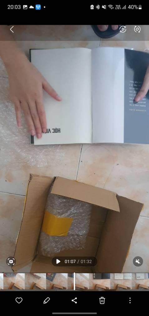 Lần đầu đặt trên tiki, đọc đánh giá thấy hơi lo phần vận chuyển nhưng may là về tới nơi nguyên vẹn và có một lớp chống sốc, book care của tiki mỏng hơn loại mua riêng trên *** nhưng được cái khít, mà phần cắt nhìn hơi méo