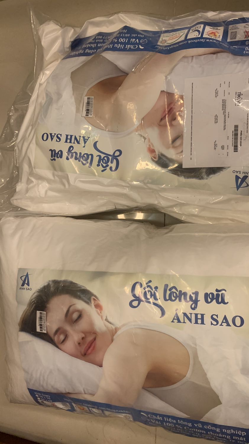 Mua 2 cái. 1 trong 2 đã bị xì, ko còn chân không. Nhưng chất lượng gối tốt giá tốt nên vẫn 5 sao. To êm. Nằm ko bị xẹp. Đè xuống xong thả ra thì trở lại phồng gần như cũ. Khá giống memory foam.