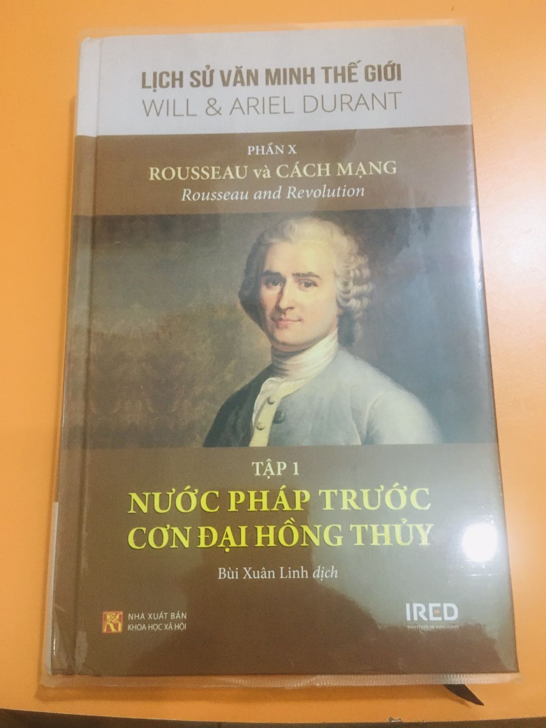 "Tiếng nói của Rousseau trong Khế ước xã hội mang tính cách mạng nhất thời đại. Mặc dù ở một nơi khác ông xem nhẹ và ngờ vực quần chúng nhân dân nhưng ở đây lời kêu gọi của ông nhắm vào họ. Ông biết sự bất bình đẳng là điều không tránh khỏi, nhưng ông buộc tội nó một cách mạnh mẽ và hùng hồn. Ông tuyên bố một cách rõ ràng rằng một *** liên tục mâu thuẫn với ý chí phổ quát sẽ phải bị lật đổ một cách chính đáng."