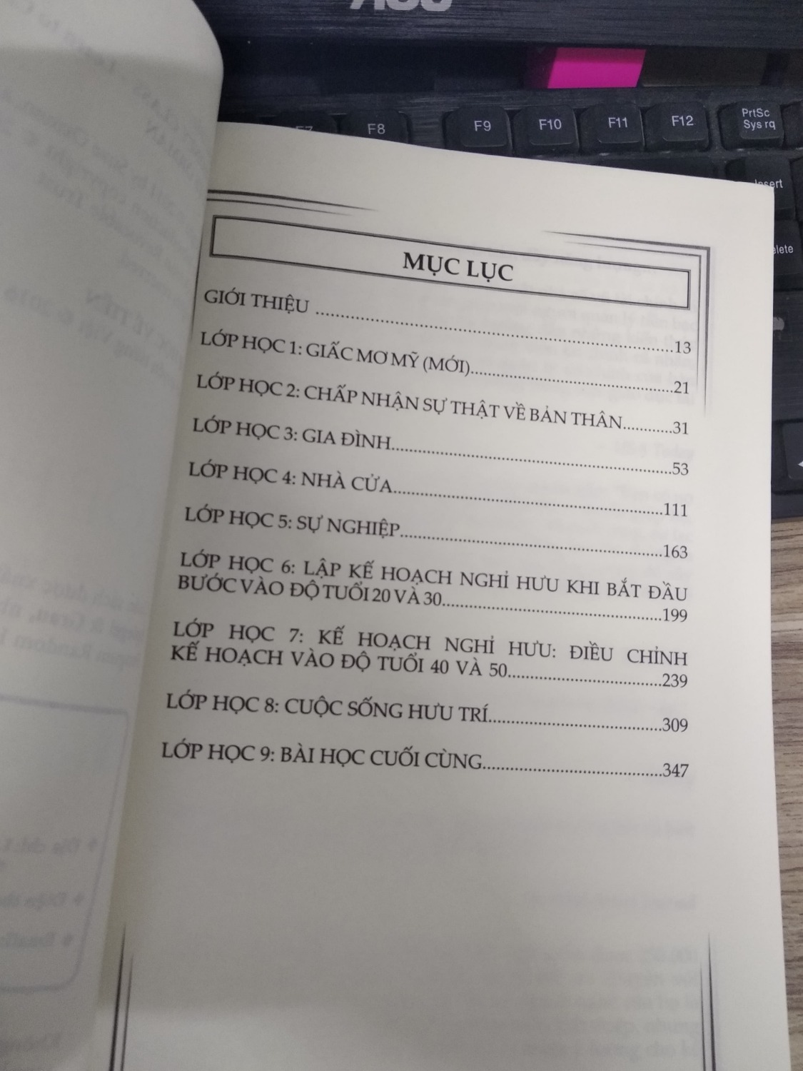 Chất giấy rất ok, nên đọc lâu không mỏi mắt. Nội dung thiết thực vì gắn liền với vấn đề tiền bạc, gia đình, việc làm, nghỉ hưu. Ai cũng nên đọc qua cuốn này 1 lần để biết cải thiện tình hình kinh tế của bản thân tốt hơn.