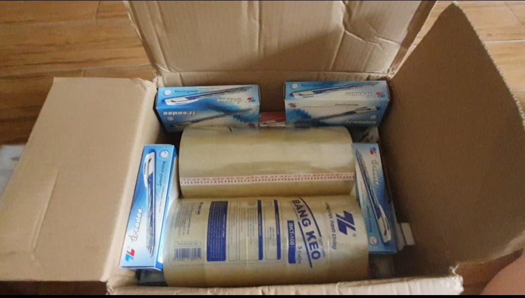 Bên nhà bán giao cho tối thiếu hàng.Đặt 10 phần mà chỉ giao 2 phần.
Khi đó tôi nhận hàng vào ngày 7/10/2021 và tôi phát hiện ra thì tôi đã liên hệ bên tổng đài để hỗ trợ.Những gì tôi được đó là bên họ sẽ ghi nhận lại và liên hệ nhà bán cũng như thu hồi hàng và hoàn tiền,họ cũng yêu cầu tôi đừng sử dụng bất kỳ sản phẩm nào trong đơn để họ có thể thu hồi.
Tới tận ngày 9/10,tôi đã tự chủ động gọi điện bên tổng đài để biết học xử lý thế nào rồi khi  mà bên họ không chủ động liên hệ tôi.Nhưng  câu trả lời của 2 cuộc gọi này lại giống y hệt như những gì vào ngày 7/10.Thế là tôi yêu cầu rằng hỏi phải cho tôi biết chính xác thơi gian để tôi nắm rõ thì họ nói là 48 giờ.
Tôi hy vọng rằng bên tiki sẽ xử lý nhanh chóng còn không tôi sẽ đến tận văn phòng đại diện để làm việc.

Qua điều này, tôi muốn các bạn là người mua phải thật thận trọng vì nhà bán này rất gian dối,cũng như bên tiki có năng lực xử lý rất kém.Các bạn không nên bị như tôi.

Và tất nhiên là nếu như tiki giải quyết vụ viccjw này hợp lý thì tôi sẽ ghi lại tất cả cách xử lý của tiki lại vào đánh giá này.