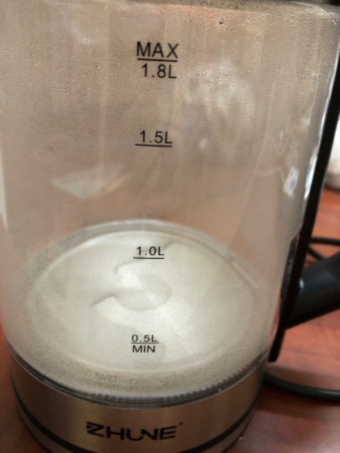 Ấm đẹp và thiết  kế lắm chắc chắn .Nhưng cũng may nhà không có trẻ con ,nếu không dễ bị phỏng lắm vì ấm  rất nóng.Ai muốn mua thì nên cân nhắc nhé. Ngoài ra thì đẹp nên mẹ tui thích lắm.Tuy rẻ nhưng có warranty thì tui cũng yên tâm.