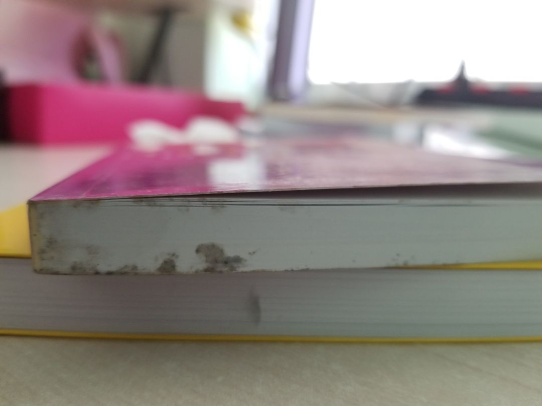 Trước đây từng tin tưởng đặt tiki một lốc chục cuốn sách vẫn không bị tệ đến nỗi ntn. lần này chỉ đặt có 5 cuốn mà 2/5 bị bẩn, dính vệt đen như kiểu tiki muốn tống sách bẩn đi cho mình. mình sẽ đánh giá cao hơn nếu tiki chủ động liên lạc mình để đổi hàng. vì kể cả mình đi mua ngoài nhà sách cũng chưa bao giờ gặp những quyển sách bị lỗi nặng như này bao giờ. hi vọng tiki đảm bảo chất lượng của khâu bảo quản sách vì những lần trước sách chỉ không bị đen, bị bẩn nhưng luôn bị quăn góc.