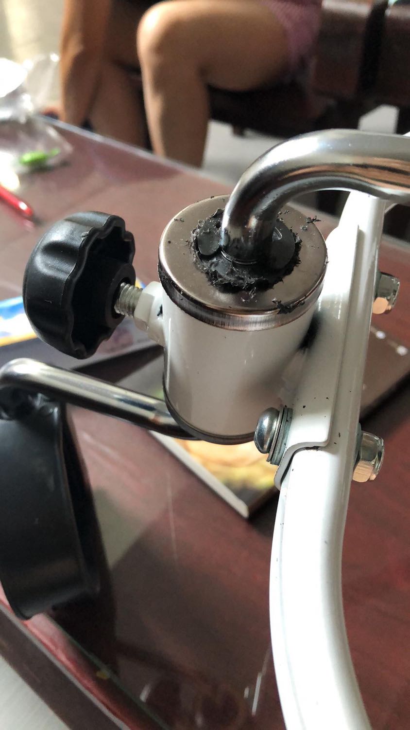 Sản phẩm giao thiếu ốc mình phải lấy ở ngoài gắn thêm vào. Và đây là hình ảnh sp mới dùng đc 1 hôm. Đạp 1 lúc thì thanh sắt nóng lên gây chảy miếng cao su bên hông. Nói chung tiền nào của đó. ? Sản phẩm giao thiếu ốc mình phải lấy ở ngoài gắn thêm vào. Và đây là hình ảnh sp mới dùng đc 1 hôm. Đạp 1 lúc thì thanh sắt nóng lên gây chảy miếng cao su bên hông. Nói chung tiền nào của đó. ?