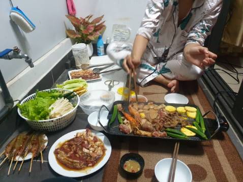 Rất phù hợp cho gia đình 4 người. Nhà mình bật công suất vừa phải mà ăn không kịp. Có lớp chống dính tốt
Có nút tùy chỉnh nhiệt độ rất hợp lý.
Shop đóng gói sản phẩm kỹ càng, cẩn thận, tư vấn nhiệt tình.
Cám ơn shop rất rất nhiều nhé.