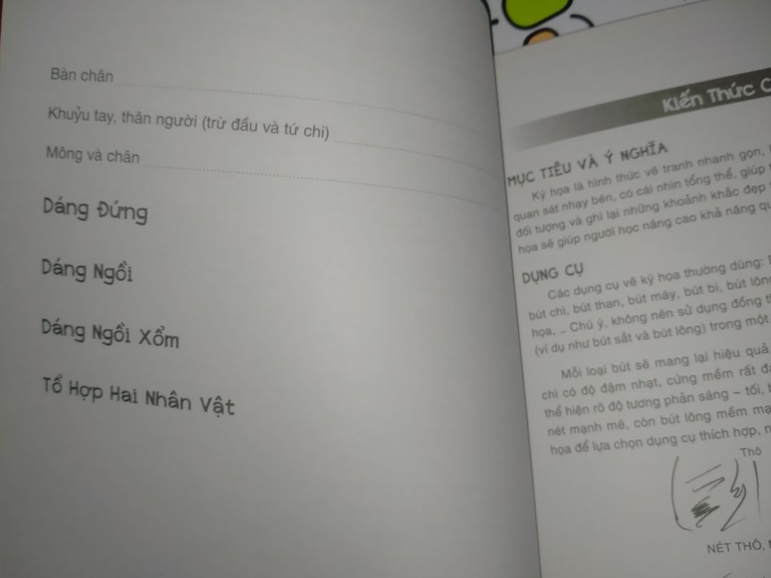 Phù hợp với những bạn tay ngang chưa có nhiều kiến thức về hội hoạ, hãy nói đúng hơn thì đây là quyển sách dành cho beginner.
Mình mua quyển sách này với mục đích cải thiện điểm số trên trường của mô hình hoạ, đối với một đứa đã học qua giải phẫu học, và cũng gọi là có kiến thức nền tảng về hội họa, cũng đã học qua trường lớp về môn này thì đối với mình quyển sách này cũng không đem lại được nhiều giá trị cho lắm. 
Đầu tiên phần bìa sách có ghi là ký họa chân dung, nhưng mình thấy bên trong hơn 2/3 của quyển là mẫu vẽ toàn thân không chú trọng nhiều đến phần chân dung. Giải thích về cấu trúc, hình khối và cách vẽ gần như là không có hoặc có thì cũng là hướng dẫn hoặc giải thích rất chung chung. Về tỉ lệ được nêu trong này cũng chỉ có từ đầu đến chân của 3 dáng phổ biến còn những tỉ lệ nhỏ quan trọng khác đều không có. Cơ bản là cách vẽ ở bìa và trong sách là hoàn toàn khác nhau, đúng kiểu ký họa luôn, không phân mảnh sáng tối. Thay vì là bí quyết hội hoạ thì mình thấy quyển sách chỉ có thể tham khảo về mẫu và nét vẽ chứ chẳng phải bí quyết hoặc hướng dẫn gì. Xin lỗi vì sự khó tính này, vì mình cũng gọi là có kiến thức về môn hình họa nên đã khá mong chờ về quyến sách nên CÓ CHÚT thất vọng. Nên là bạn nào cần thì mình pass cho ạ🥲