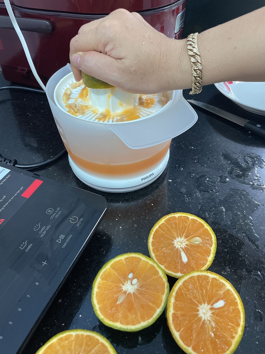 rất tiện lợi, dễ sử dụng, chất lượng ok, rất hài lòng, sẽ ủng hộ tiếp. sản phẩm giống hình ảnh. 
Từ nay chắc mỗi ngày phải bổ sung cam vắt nhờ có máy vắt cam
này