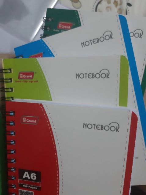 Giao hàng nhanh, nguyên vẹn. Shop tâm lí, đơn hàng 4 cuốn nên shop gửi 4 màu khác nhau, có tặng giấy bao kèm.