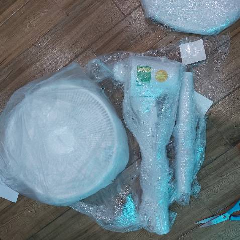 Sản phẩm toàn bằng nhựa cứng. Quạt đứng cao nhưng nhẹ, lồng bằng nhựa. Nếu đổ thì chắc dễ vỡ. Thời gian dài sẽ không bền, mô tơ quạt quay yếu. Được cái là chạy êm. So với giá thành thì chất lượng không được như kỳ vọng. Nên cân nhắc trước khi mua. Sau thời gian sử dụng thấy quạt quay yếu, lồng nhựa mau không mat. Không hài lòng so với giá tiền Sản phẩm toàn bằng nhựa cứng. Quạt đứng cao nhưng nhẹ, lồng bằng nhựa. Nếu đổ thì chắc dễ vỡ. Thời gian dài sẽ không bền, mô tơ quạt quay yếu. Được cái là chạy êm. So với giá thành thì chất lượng không được như kỳ vọng. Nên cân nhắc trước khi mua. Sau thời gian sử dụng thấy quạt quay yếu, lồng nhựa mau không mat. Không hài lòng so với giá tiền