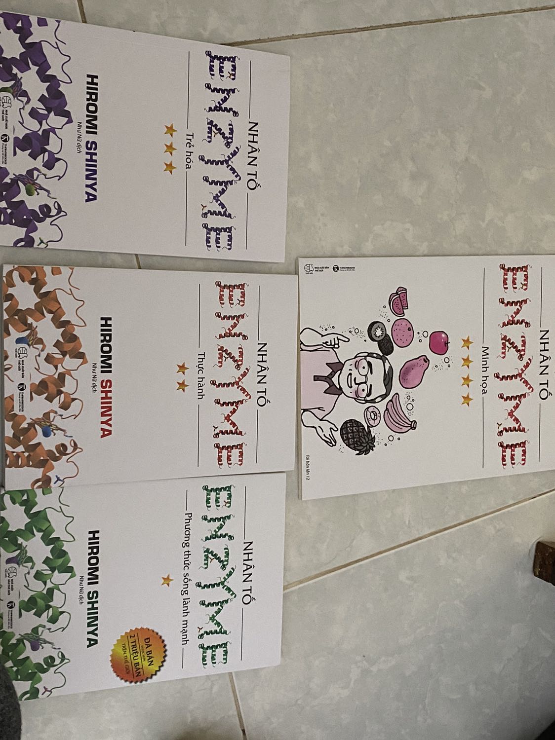 Tiki dạo gần đây khâu đóng gói và vận chuyển không chắc chắn lắm hay bị rách hộp, hên là bên trong có bao bì trong bọc sách lại. 
Về sách thì còn rất mới luôn và giao đầy đủ cả 4 cuốn. Rất hài lòng