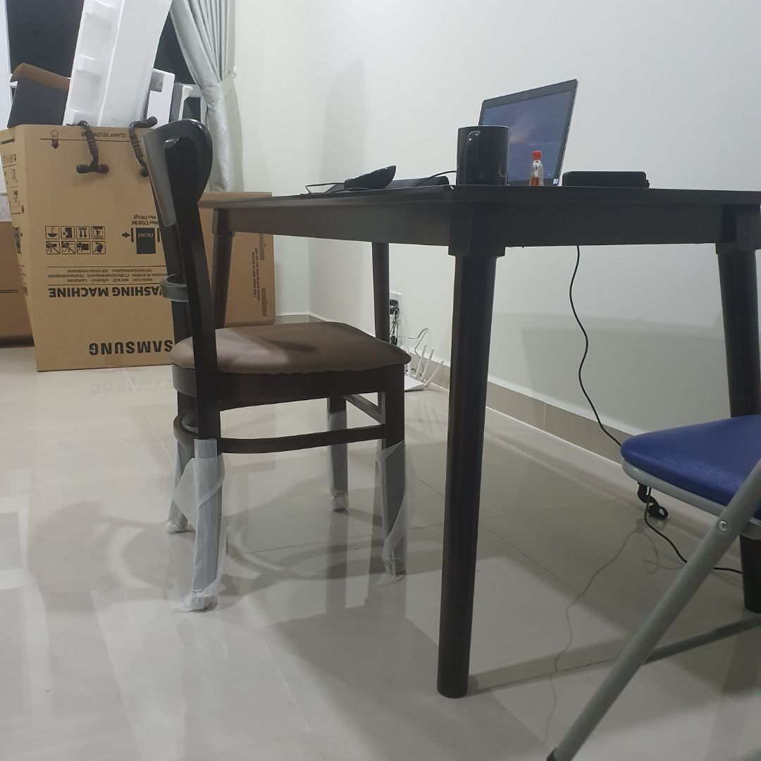 shipper nhiệt tình hỗ trợ lắp ráp. mình mua bộ 6 ghế nên mặt bàn lớn, phù hợp nhiều mục đích sử sụng. Hàng nhận được giống như hình quảng cáo.
