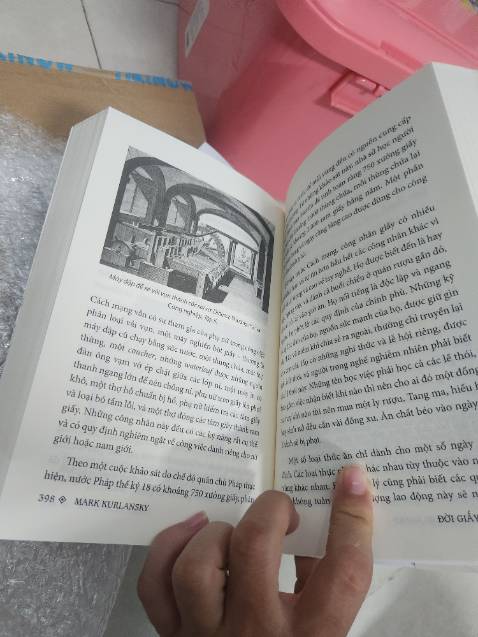 Sách mới nguyên seal nhưng không có kèm bookmark như ngoài hiệu sách. Giấy in khá mỏng, chất lượng tạm ổn