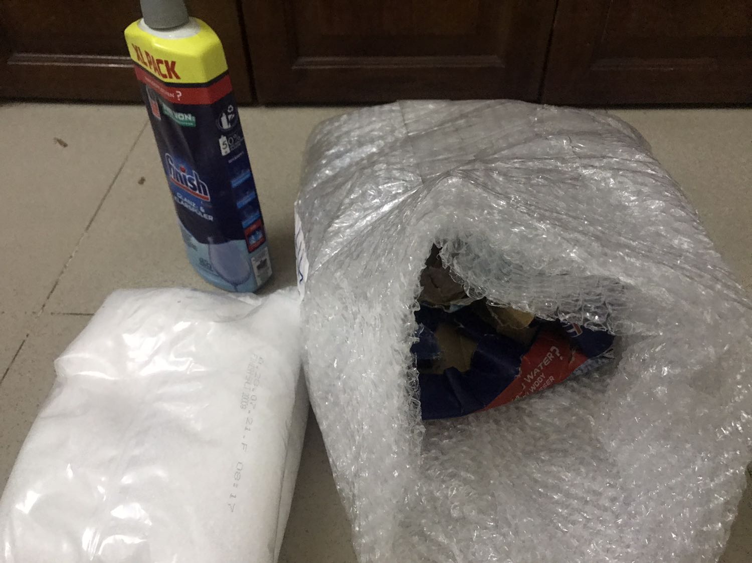 Bọc quá sơ sài, nắp lọ không được dán băng dính nên bị bung ra, đổ mất khoảng gần nửa lọ:(