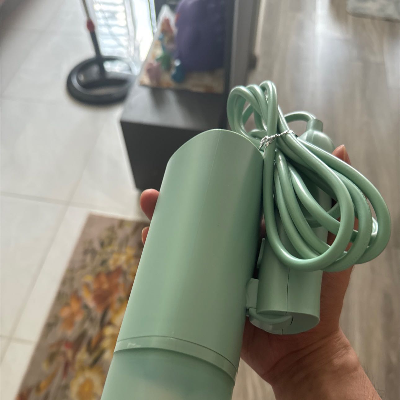 Gọn nhẹ và phù hợp mang đi du lịch. Mình rất thích sản phẩm này. Nếu chỗ đựng nước to hơn tí nữa là perfect.