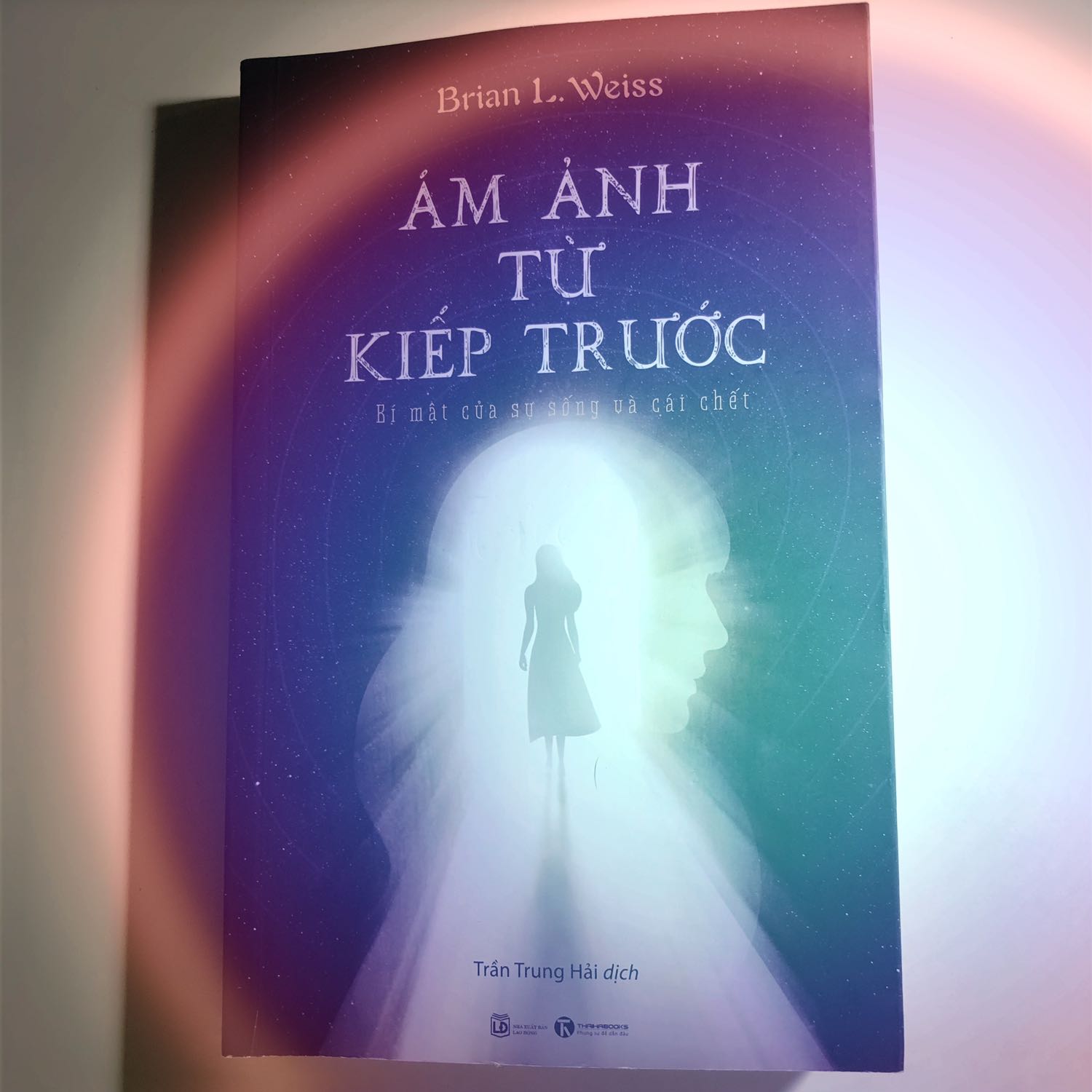 Tiki giao hàng nhanh chóng. Cứ tưởng dịch thì phải chờ tới 2 tuần mà đăt hàng sau 3 ngày thì đã giao rùi. Sách đẹp, không bị hư góc. Cuốn sách mua về đọc đã được nữa cuốn rồi, rất cuốn và hay. Vì đã mua muốn “Kiếp nào ta cũng gặp nhau” mà không biết là phải mua “ám ảnh từ tiếp trước “ đọc đầu tiên nên có phần hơn tiếc 1 chút hihi nên phải oder về gấp đọc liền, may nhờ có tiki giao hàng nhanh chóng.