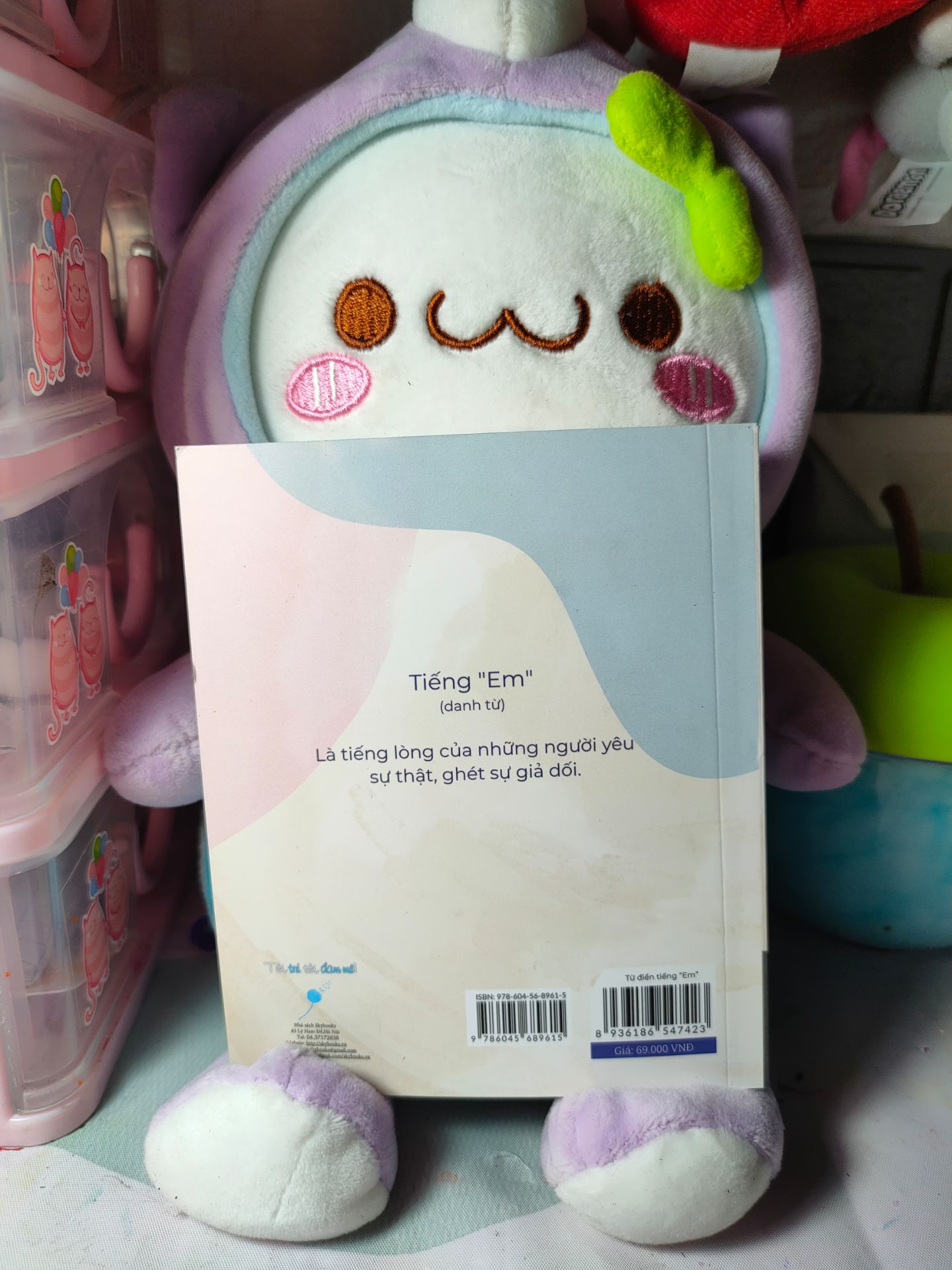 Bạn này nhỏ như cuốn " Vui bẻ không quạu nha"
_Mik đọc mà cười một mik, mẹ mik tưởng mik bị điên chứ.
_Sách không phù hợp cho thanh niên nghiêm túc, đàn ông đang cho con bú, trẻ em đang mang thai.
_Nói chung là mình ưng, nhưng 5 sao là Trung 
Quốc , mik định cho 1 sao,1 sao là Việt Nam :)))) ( Mik cho 4 sao vì mik thích cấm hỏi )? Bạn này nhỏ như cuốn " Vui bẻ không quạu nha"
_Mik đọc mà cười một mik, mẹ mik tưởng mik bị điên chứ.
_Sách không phù hợp cho thanh niên nghiêm túc, đàn ông đang cho con bú, trẻ em đang mang thai.
_Nói chung là mình ưng, nhưng 5 sao là Trung 
Quốc , mik định cho 1 sao,1 sao là Việt Nam :)))) ( Mik cho 4 sao vì mik thích cấm hỏi )?